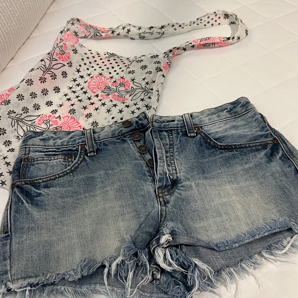 NWOT New Free People Blue Frayed Jean Shorts! Free people tote bag w/ purchase